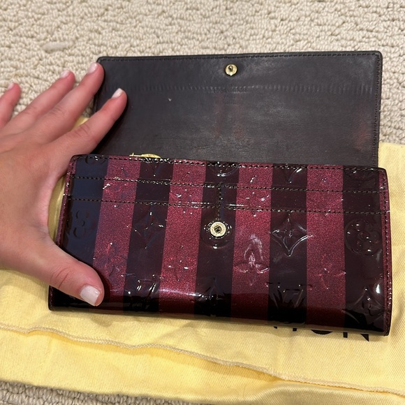 Louis Vuitton Amarante Rayures Monogram Vernis Sarah Wallet - Picture 3 of 6